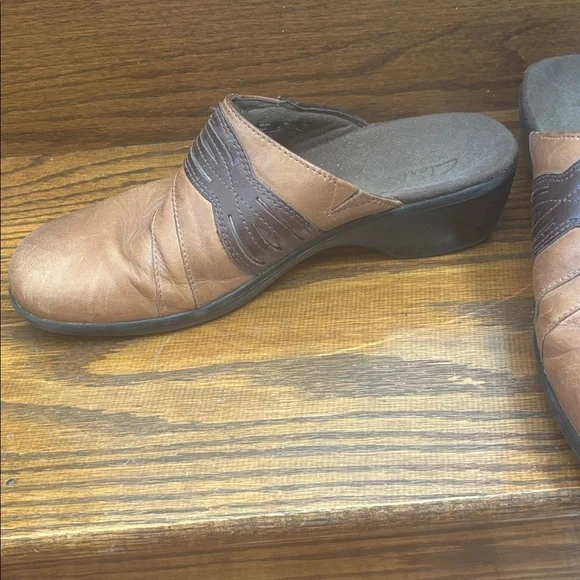 Clarks Soft leather, 2 inch clogs : super comfortable, condition used - Picture 2 of 8
